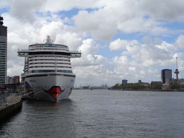 AIDAprima aan de Cruise Terminal Rotterdam